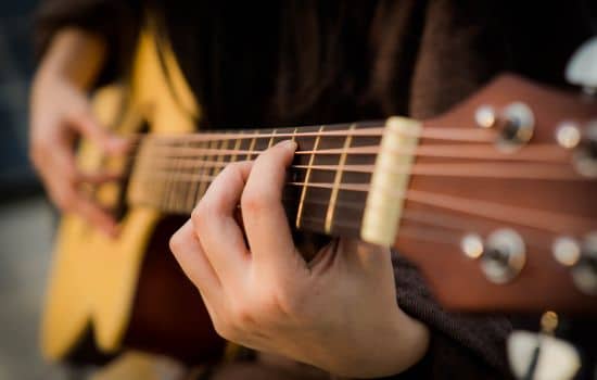 Aprende a tocar la guitarra de forma fácil y práctica